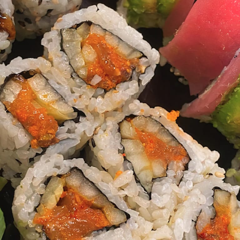 Spicy Salmon Roll: A Sushi Sensation